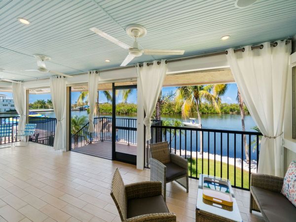Luxurious Coastal Getaway 4 Bedroom Pool Home