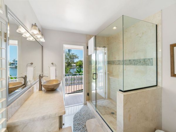 Luxurious Coastal Getaway 4 Bedroom Pool Home