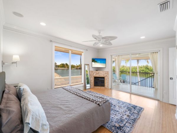 Luxurious Coastal Getaway 4 Bedroom Pool Home