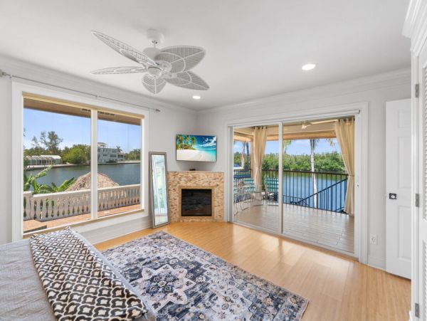 Luxurious Coastal Getaway 4 Bedroom Pool Home