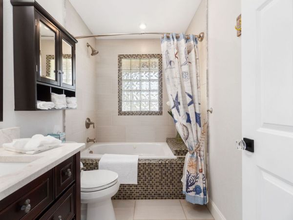 Luxurious Coastal Getaway 4 Bedroom Pool Home