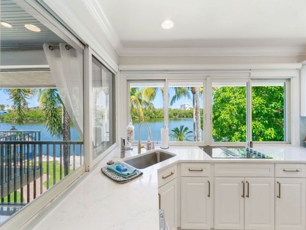 Luxurious Coastal Getaway 4 Bedroom Pool Home