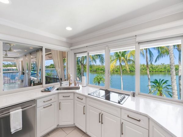 Luxurious Coastal Getaway 4 Bedroom Pool Home