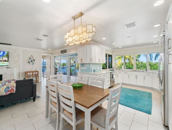 Luxurious Coastal Getaway 4 Bedroom Pool Home