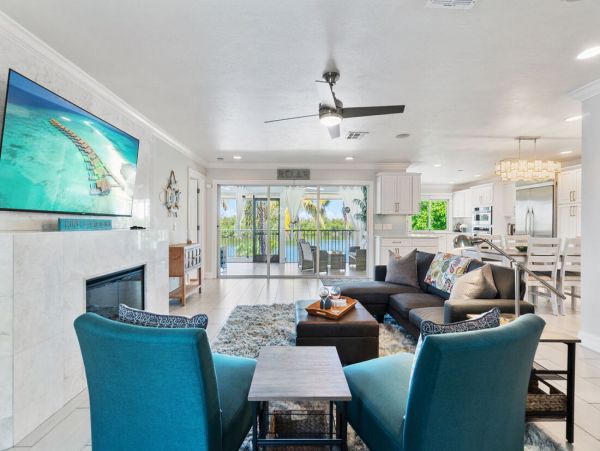 Luxurious Coastal Getaway 4 Bedroom Pool Home