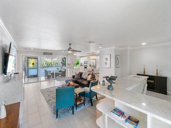 Luxurious Coastal Getaway 4 Bedroom Pool Home