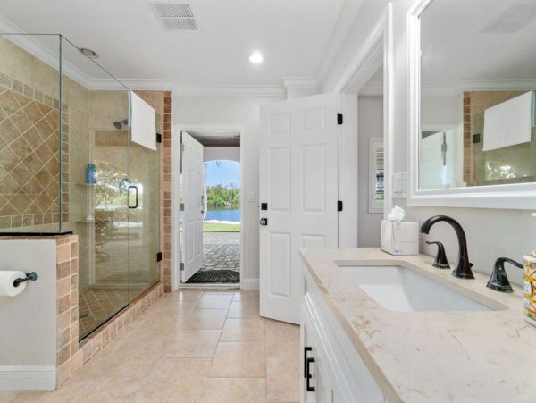 Luxurious Coastal Getaway 4 Bedroom Pool Home