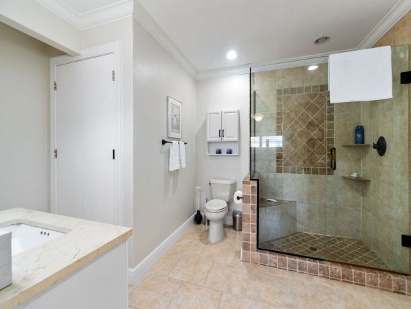Luxurious Coastal Getaway 4 Bedroom Pool Home