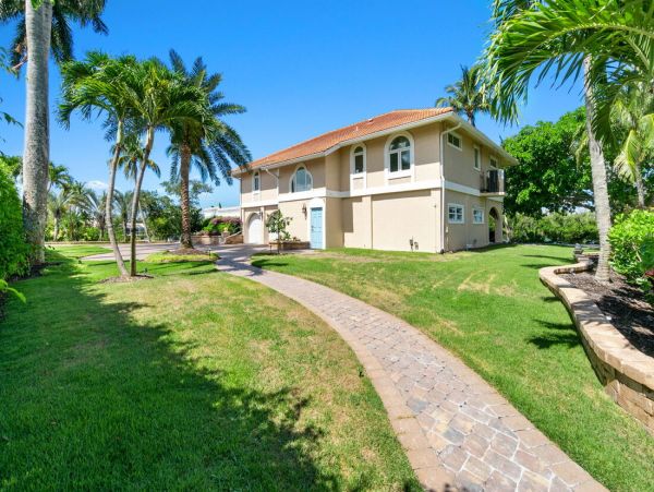 Luxurious Coastal Getaway 4 Bedroom Pool Home