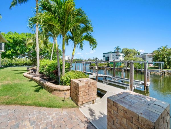 Luxurious Coastal Getaway 4 Bedroom Pool Home