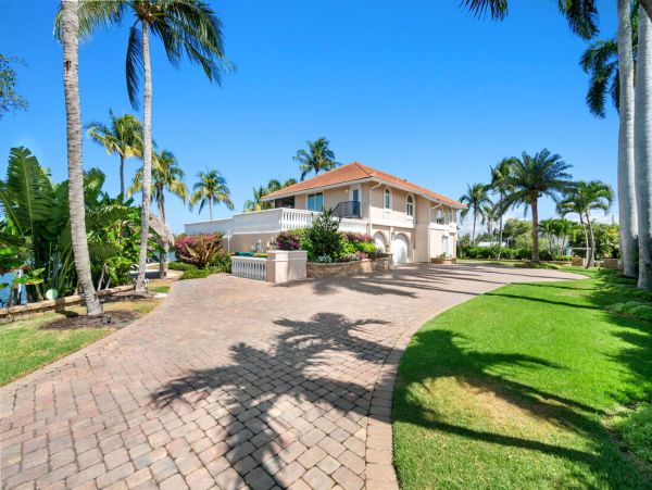 Luxurious Coastal Getaway 4 Bedroom Pool Home