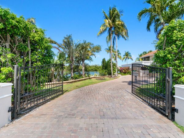Luxurious Coastal Getaway 4 Bedroom Pool Home