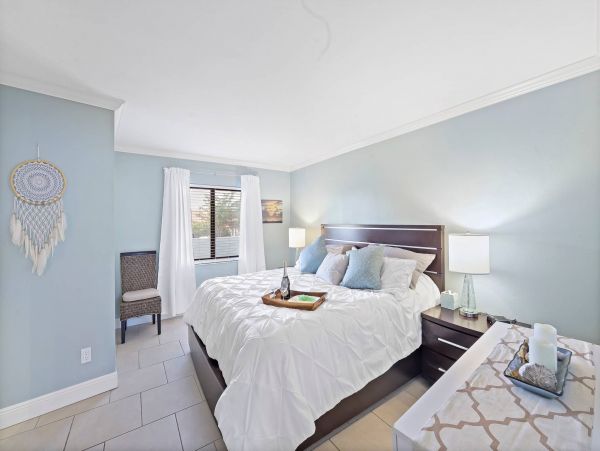 Lovely One Bedroom Condo with Waterfront Views