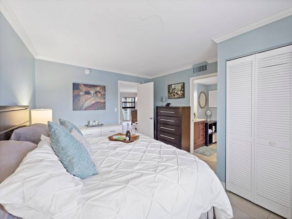 Lovely One Bedroom Condo with Waterfront Views