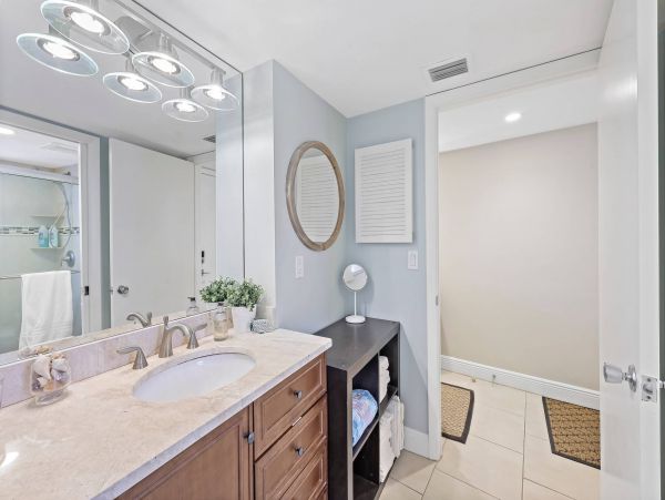 Lovely One Bedroom Condo with Waterfront Views