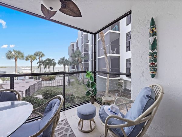 Lovely One Bedroom Condo with Waterfront Views