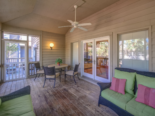 Cozy Cottage with 4 Bedrooms & Short Sandy Walk to Beach