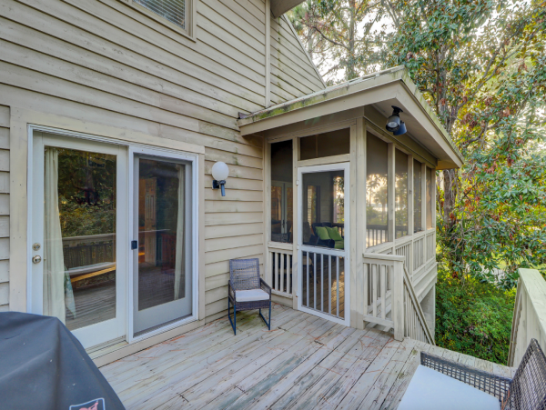 Cozy Cottage with 4 Bedrooms & Short Sandy Walk to Beach