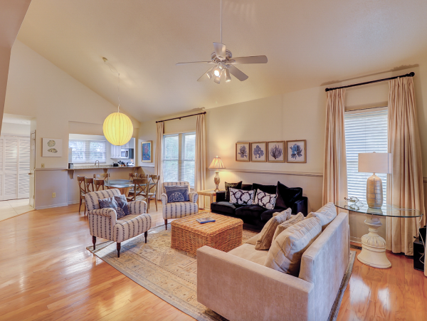Cozy Cottage with 4 Bedrooms & Short Sandy Walk to Beach