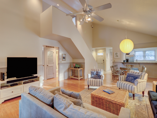 Cozy Cottage with 4 Bedrooms & Short Sandy Walk to Beach