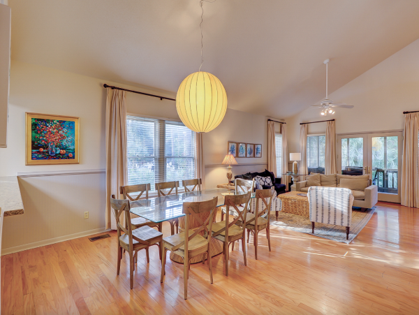 Cozy Cottage with 4 Bedrooms & Short Sandy Walk to Beach