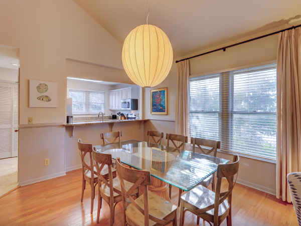 Cozy Cottage with 4 Bedrooms & Short Sandy Walk to Beach