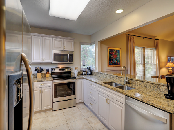 Cozy Cottage with 4 Bedrooms & Short Sandy Walk to Beach