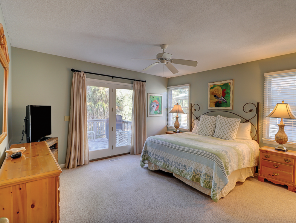 Cozy Cottage with 4 Bedrooms & Short Sandy Walk to Beach