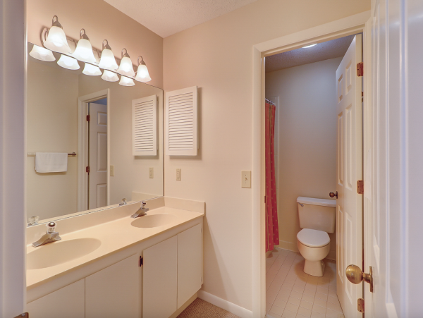 Cozy Cottage with 4 Bedrooms & Short Sandy Walk to Beach