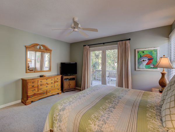 Cozy Cottage with 4 Bedrooms & Short Sandy Walk to Beach