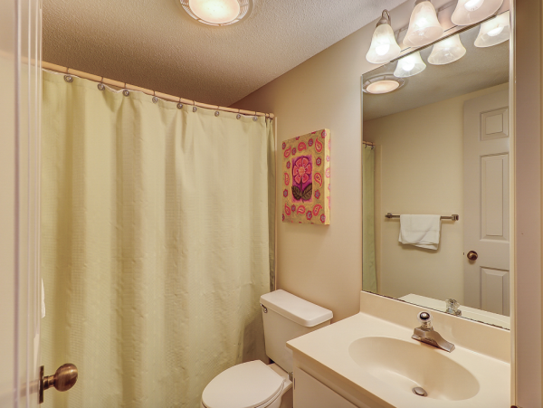 Cozy Cottage with 4 Bedrooms & Short Sandy Walk to Beach
