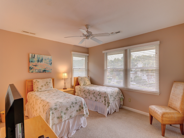 Cozy Cottage with 4 Bedrooms & Short Sandy Walk to Beach