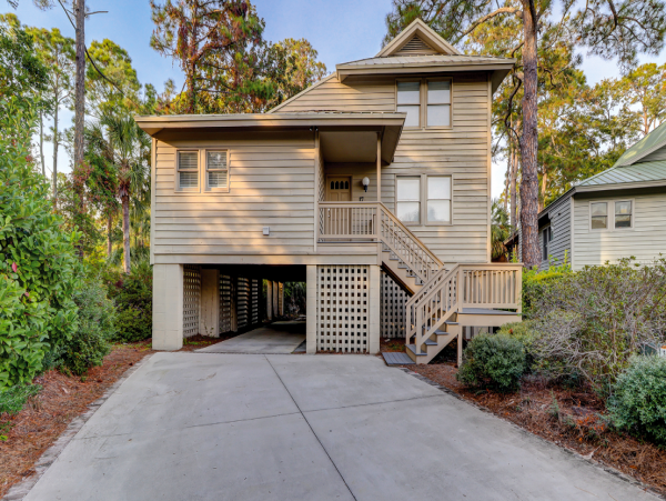 Cozy Cottage with 4 Bedrooms & Short Sandy Walk to Beach