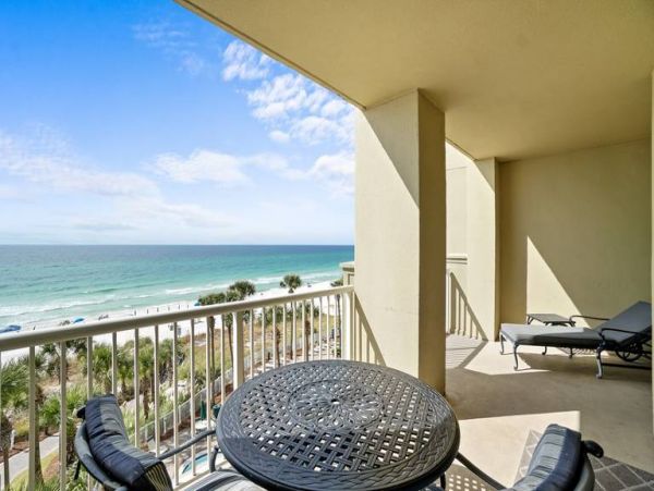 Beachfront Condo with 2 Bedrooms and Ocean Views
