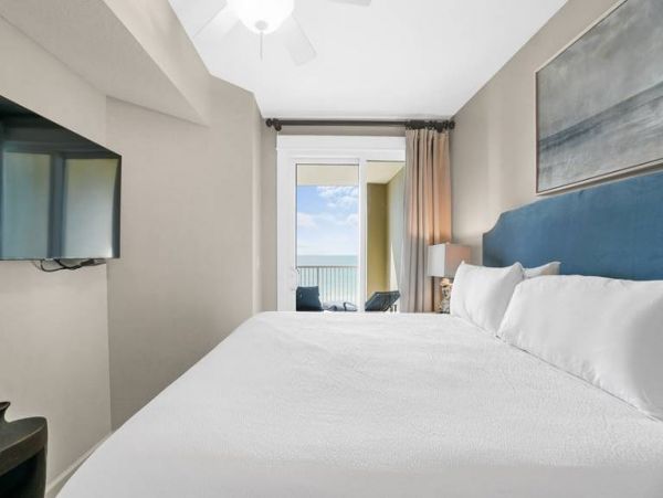 Beachfront Condo with 2 Bedrooms and Ocean Views