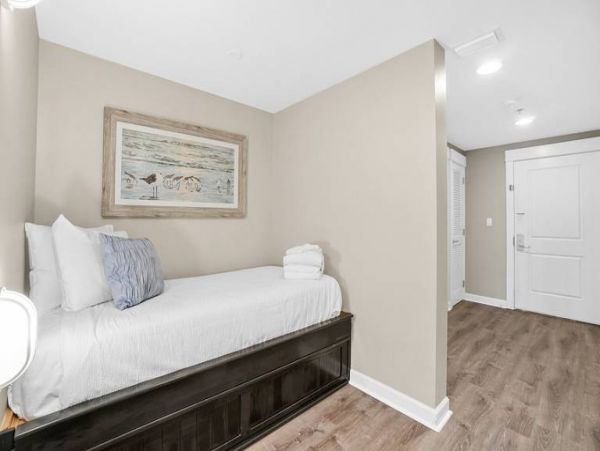 Beachfront Condo with 2 Bedrooms and Ocean Views