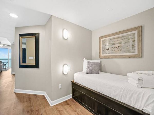 Beachfront Condo with 2 Bedrooms and Ocean Views
