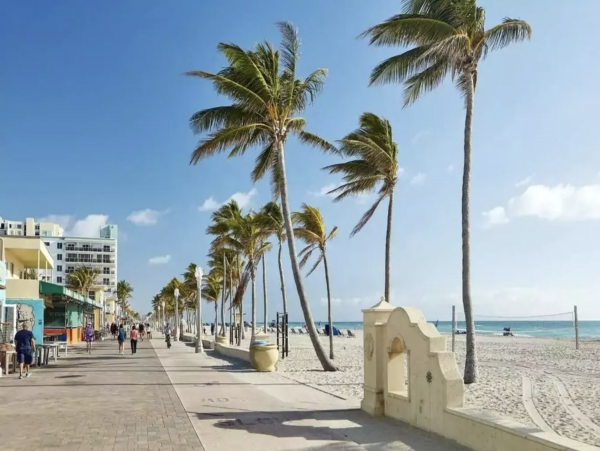 Spacious Two Bedroom Apartment with Rooftop Bar in Hollywood Beach