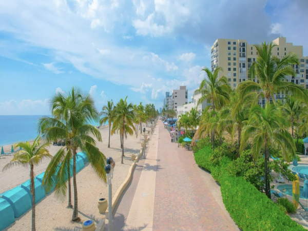 Spacious Two Bedroom Apartment with Rooftop Bar in Hollywood Beach