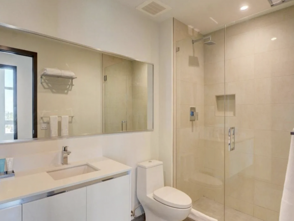 Spacious Two Bedroom Apartment with Rooftop Bar in Hollywood Beach