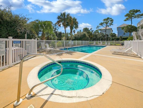 Santa Rosa Beach Vacation Pool Condo - Walking Distance to the Beach