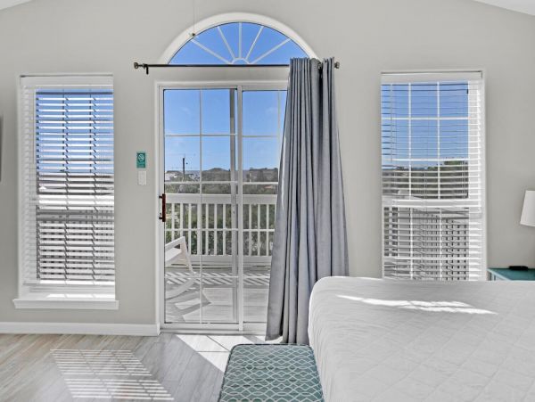 Santa Rosa Beach Vacation Pool Condo - Walking Distance to the Beach