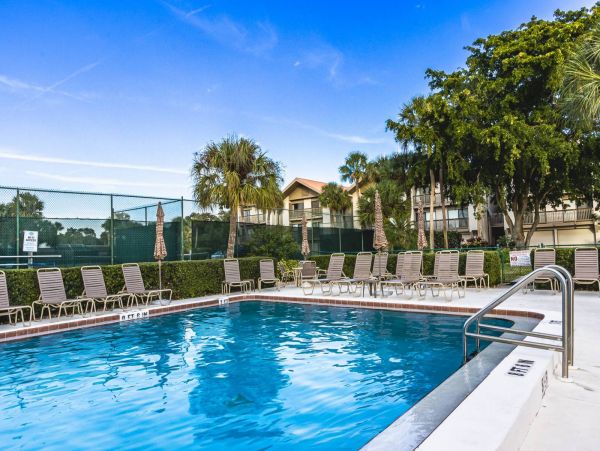 Siesta Key Condo Across the Street from Beach Pond Views, Tennis & Pool