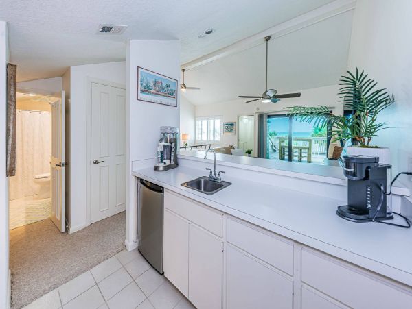 Stunning Belleair Beach Townhouse: Ocean Views & Pool Access