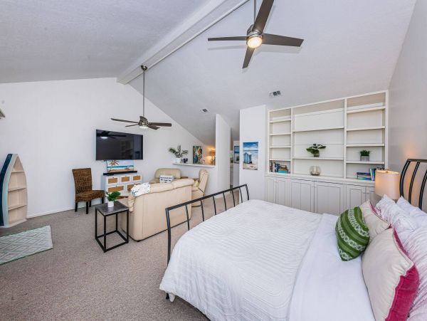 Stunning Belleair Beach Townhouse: Ocean Views & Pool Access
