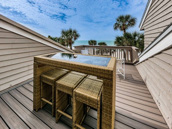 Stunning Belleair Beach Townhouse: Ocean Views & Pool Access