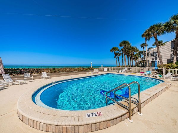 Stunning Belleair Beach Townhouse: Ocean Views & Pool Access