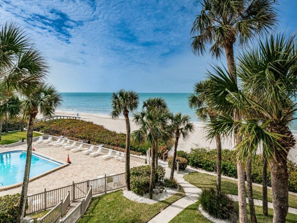 Stunning Belleair Beach Townhouse: Ocean Views & Pool Access