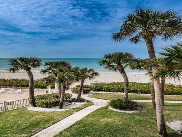 Stunning Belleair Beach Townhouse: Ocean Views & Pool Access