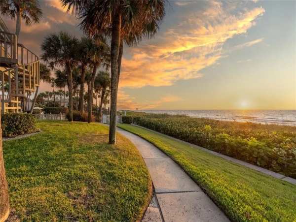 Stunning Belleair Beach Townhouse: Ocean Views & Pool Access